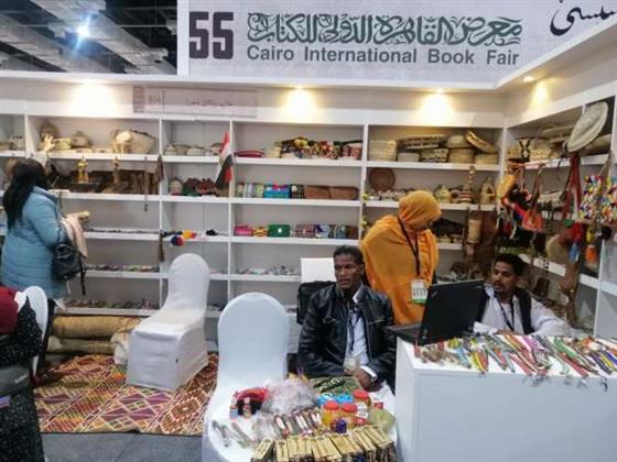 معرض الكتاب .. ورش عمل للمنتجات اليدوية في جناح وزارة الشباب والرياضة