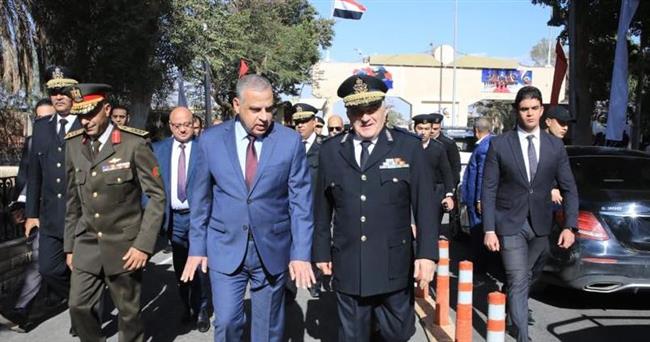 محافظ سوهاج ومدير الأمن يضعان أكاليل الزهور على النصب التذكاري لشهداء الشرطة 