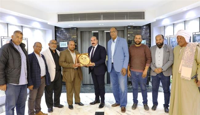 أسوان .. أهالي منطقة الطابية يقدموا شكرهم للمحافظ