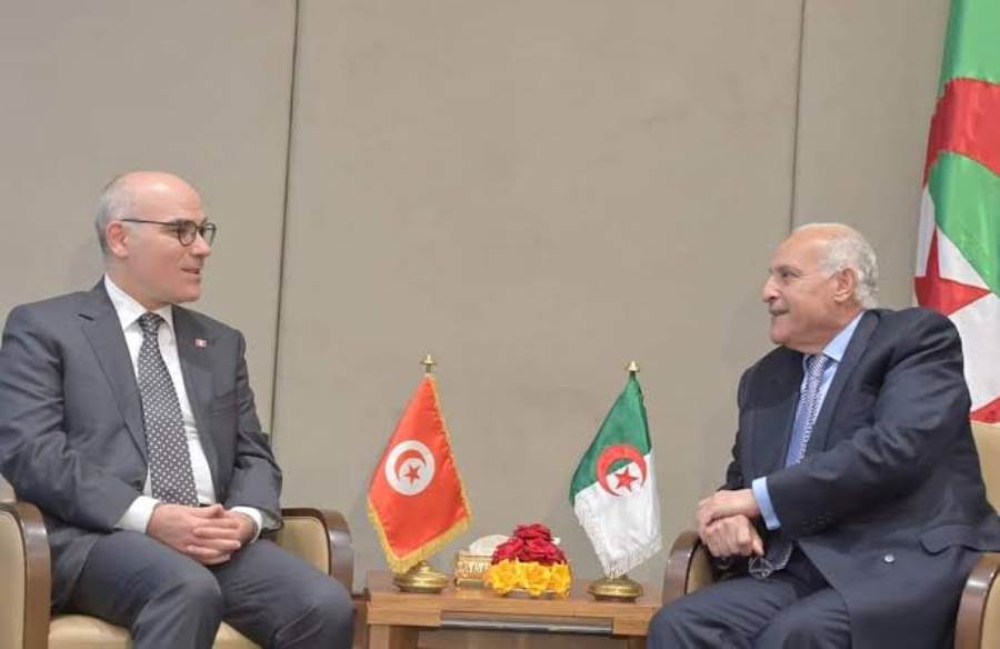 وزير الخارجية التونسي يبحث مع نظيره الجزائري سبل تعزيز العلاقات بين البلدين