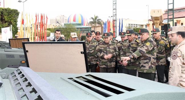  وزير الدفاع يتفقد مجمع الصناعات الهندسية بإدارة المركبات 