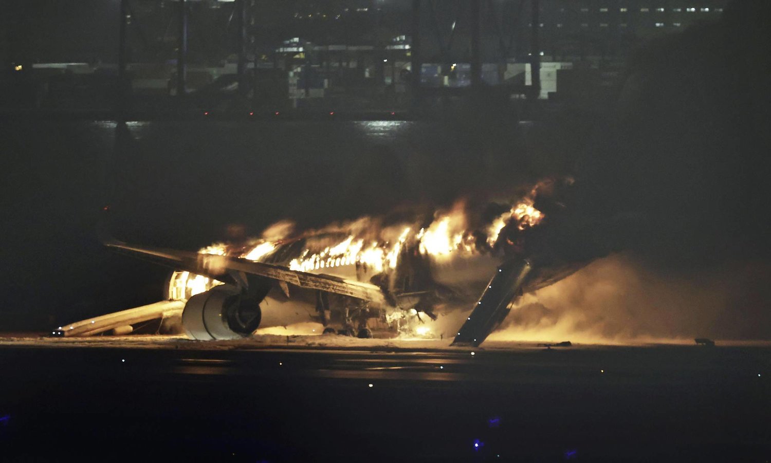 اليابان : إلغاء أكثر من 100 رحلة جوية بسبب حادث الاصطدام في مطار هانيدا