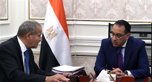الصحف تبرز تأكيد الحكومة على توافر السلع وضبط الأسواق