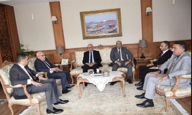 محافظ بورسعيد يبحث مع وفد من وزارة الصناعة سبل التعاون المشترك