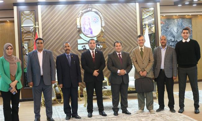 مشروع مبادرة تميز المعلم يُسلم وحدة متنقلة لتكنولوجيا الاتصالات لكلية التربية بقنا