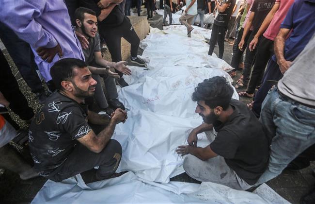 استشهاد 20 فلسطينيًا على الأقل جراء قصف الاحتلال الإسرائيلي منزلًا في غزة