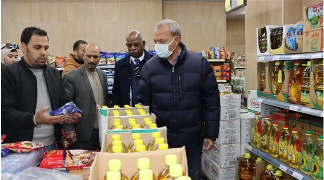 محافظ القليوبية يضبط تجارا يبعون بأزيد من السعر.. أسعار السلع الغذائية تحت "عين" الهجان