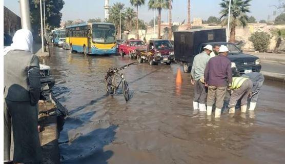 نائب محافظ القاهرة تشرف على أعمال إصلاح ماسورة مياه بمحيط سور مجرى العيون