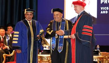   "الجامعة البريطانية" في مصر تمنح الدكتوراة الفخرية لرئيس جامعة لندن