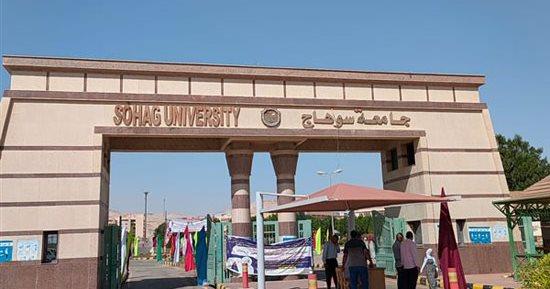 رئيس جامعة سوهاج و"حياة كريمة" يكرمان "طلاب من أجل مصر"