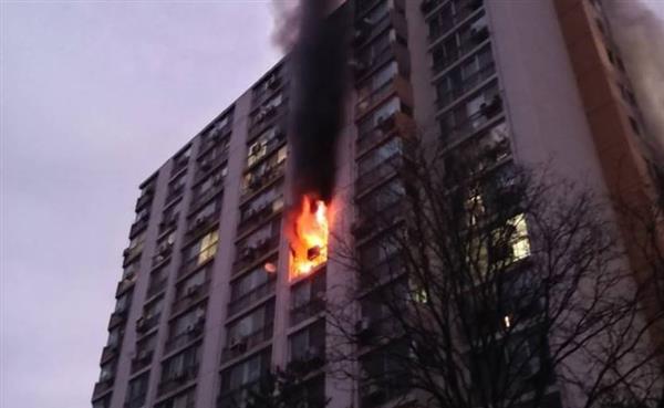 إصابة 8 أشخاص جراء اندلاع حريق في مبنى باليابان