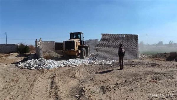 الوادي الجديد .. إزالة تعديات بالبناء على أرض زراعية بالخارجة