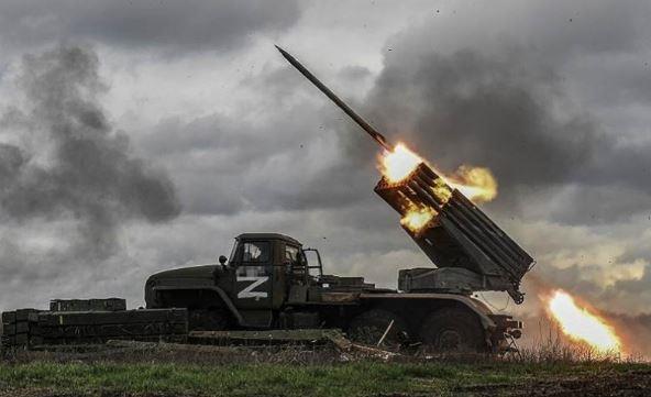 الدفاع الروسية تعلن اعتراض 3 صواريخ "هيمارس" وإسقاط 37 طائرة بدون طيار أوكرانية