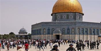 15 ألف فلسطيني يؤدون الصلاة في "الأقصى" وقوات الاحتلال تعتدي على المصلين في حي "وادي الجوز"