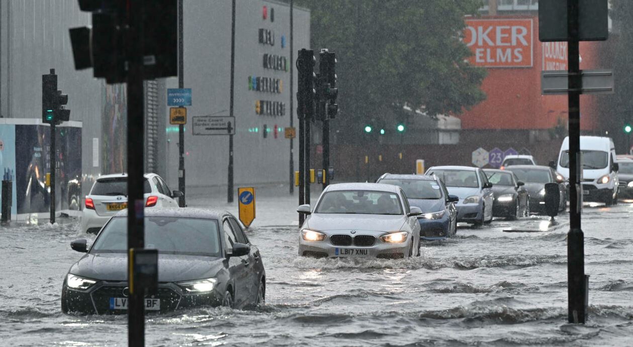 السلطات البريطانية تشدد على ضرورة توخي الحذر أثناء الفيضانات المستمرة في البلاد