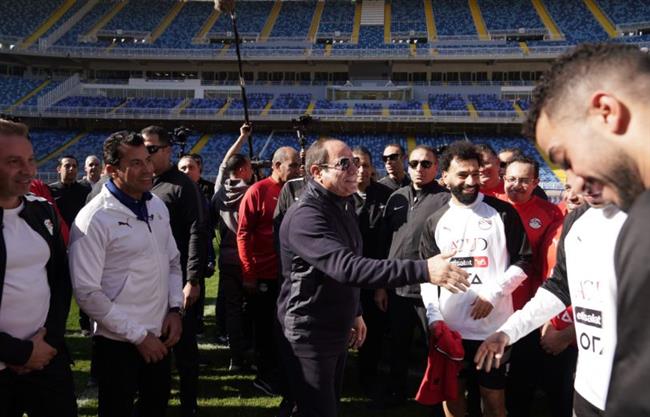 بالصور.. الرئيس السيسي يتفقد تدريبات المنتخب الوطني لكرة القدم بـ العاصمة الإدارية