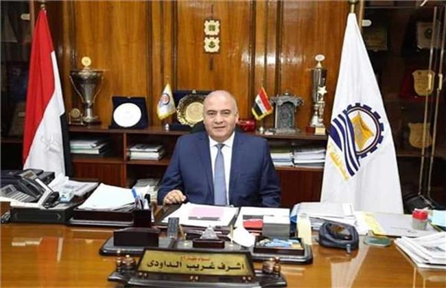 محافظ قنا يستقبل المواطنين بمكتبه لبحث شكواهم