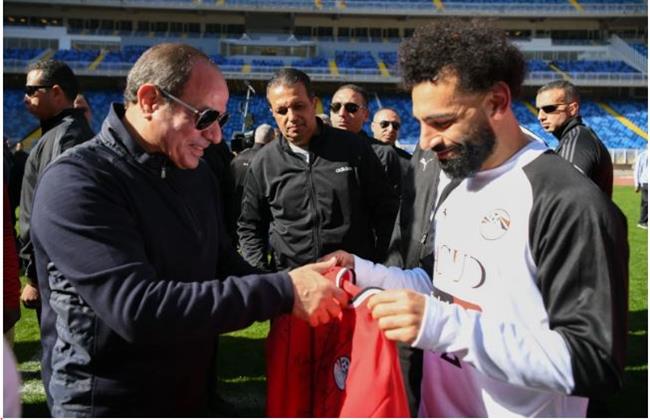 محمد صلاح يهدي الرئيس السيسي قميص المنتخب الوطني