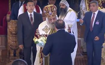   الرئيس السيسي يهدي البابا تواضروس الثاني "باقة ورود بيضاء" تهنئة بعيد الميلاد المجيد