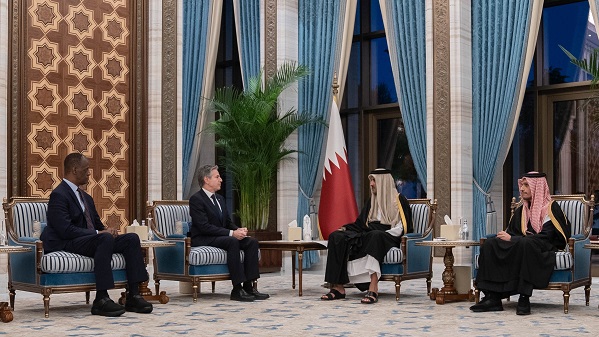 أمير قطر يؤكد لـ"بلينكن" ضرورة الوقف الفوري لإطلاق النار وإدخال المساعدات لـ غزة