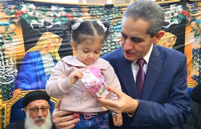 محافظ الغربية يوزع هدية الرئيس على الأطفال احتفالًا بـ عيد الميلاد