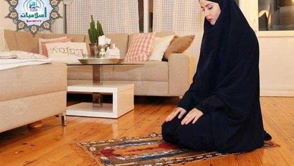 ما حكم كشف القدم في الصلاة للمرأة؟