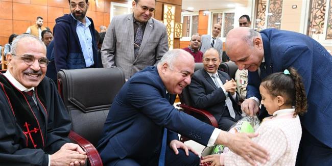 محافظ قنا يزور الكنيسة الإنجيلية بنجع حمادي للتهنئة بعيد الميلاد المجيد