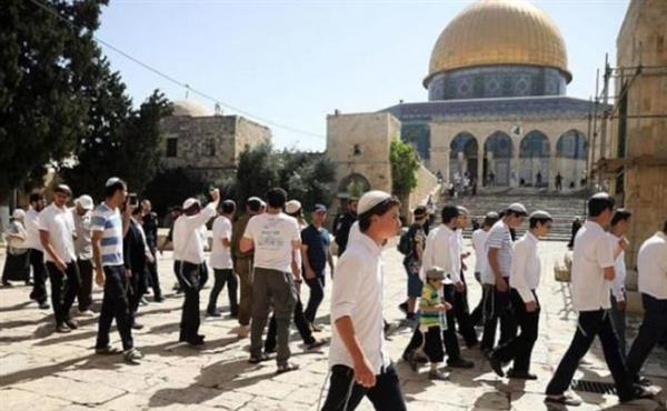مستوطنون يقتحمون المسجد الأقصى بحماية شرطة الاحتلال الإسرائيلي