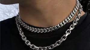 ما حكم ارتداء "سلسلة فضة" للرجال؟