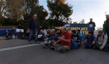   متظاهرون إسرائيليون يغلقون مدخل " الكنيست " ويطالبون بإجراء انتخابات مبكرة