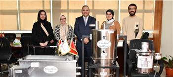 طلاب صيدلة الجامعة المصرية الصينية ينتجون أجهزة تدخل في مراحل صناعة الدواء 
