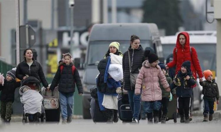 بولندا تستقبل 26 ألفًا و900 لاجئ من أوكرانيا