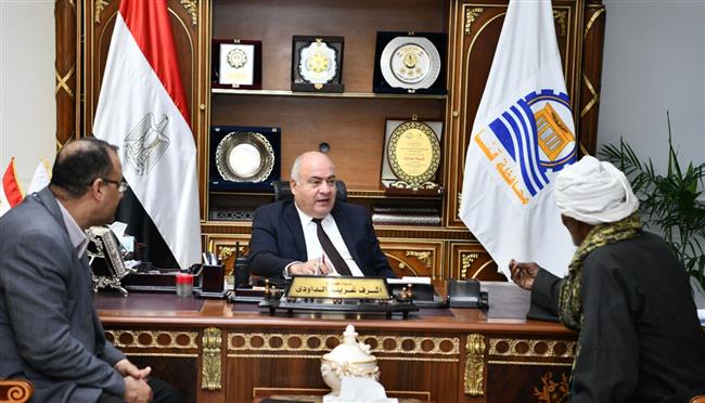 محافظ قنا يستقبل المواطنين بمكتبه لبحث شكواهم