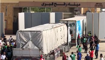   إدخال 140 شاحنة مساعدات إنسانية عبر ميناء رفح البري للفلسطينيين بـ  غزة