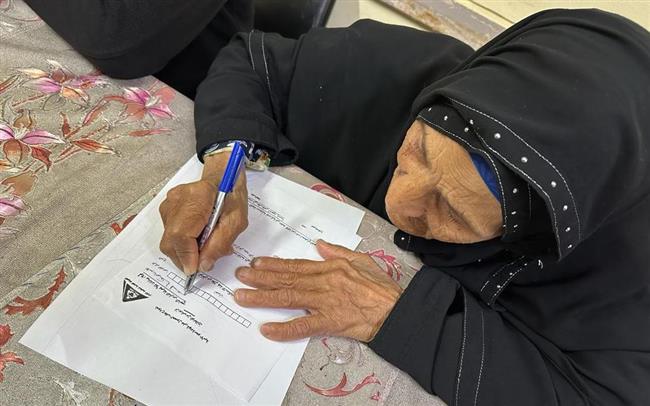 نموذج مشرف لسيدات مصر.. الحاجة "عائشة" تحصل على شهادة محو الأمية في عمر 84 عاما