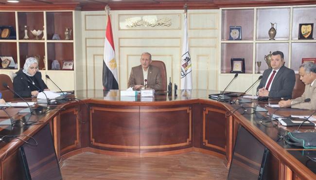 سكرتير عام بني سويف يعقد الاجتماع الدوري بأعضاء لجنة متابعة اشتراطات الأمن والسلامة 