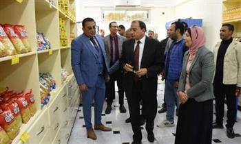 رئيس جامعة بني سويف يفتتح منفذًا لبيع السلع بأسعار مخفضة