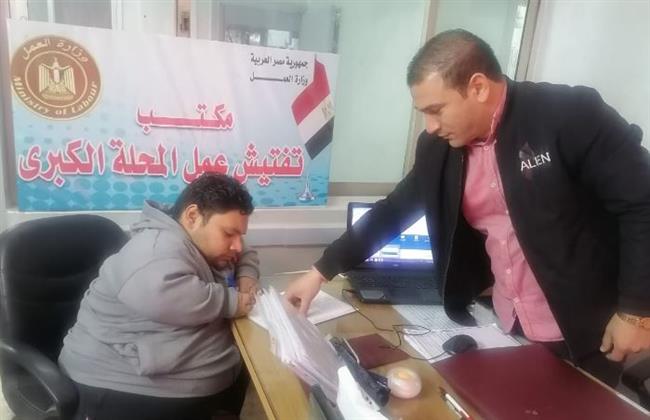 بالصور| مواطن من "ذوي الهمم" يتسلم عقد عمل بعد لقائه مع وزير العمل بـ24 ساعة 