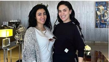 "ربنا يسعدك يا جميلة يا محترمة".. ميرهان حسين تهنئ مي فاروق على خطوبتها