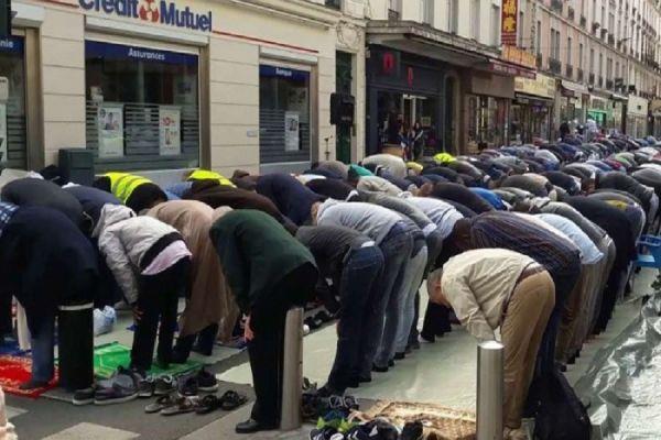 الإفتاء: الصلاة في الحذاء لا تعد من مبطلات الفريضة
