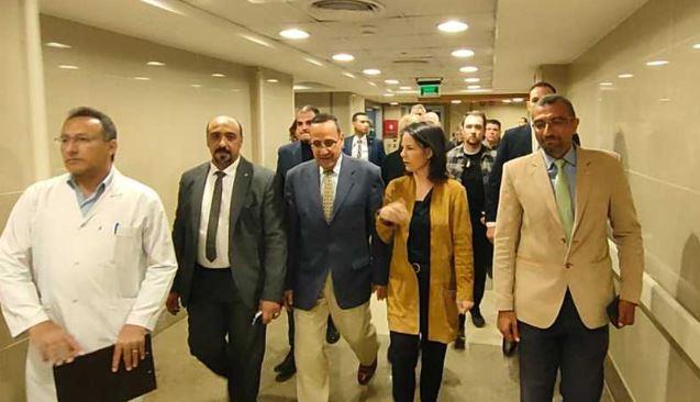 وزيرة الخارجية الألمانية تزور الجرحى الفلسطينيين في مستشفى العريش العام