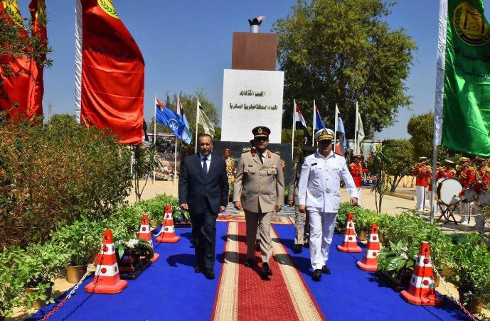 محافظ أسيوط يضع إكليل الزهور على النصب التذكاري للجندي المجهول