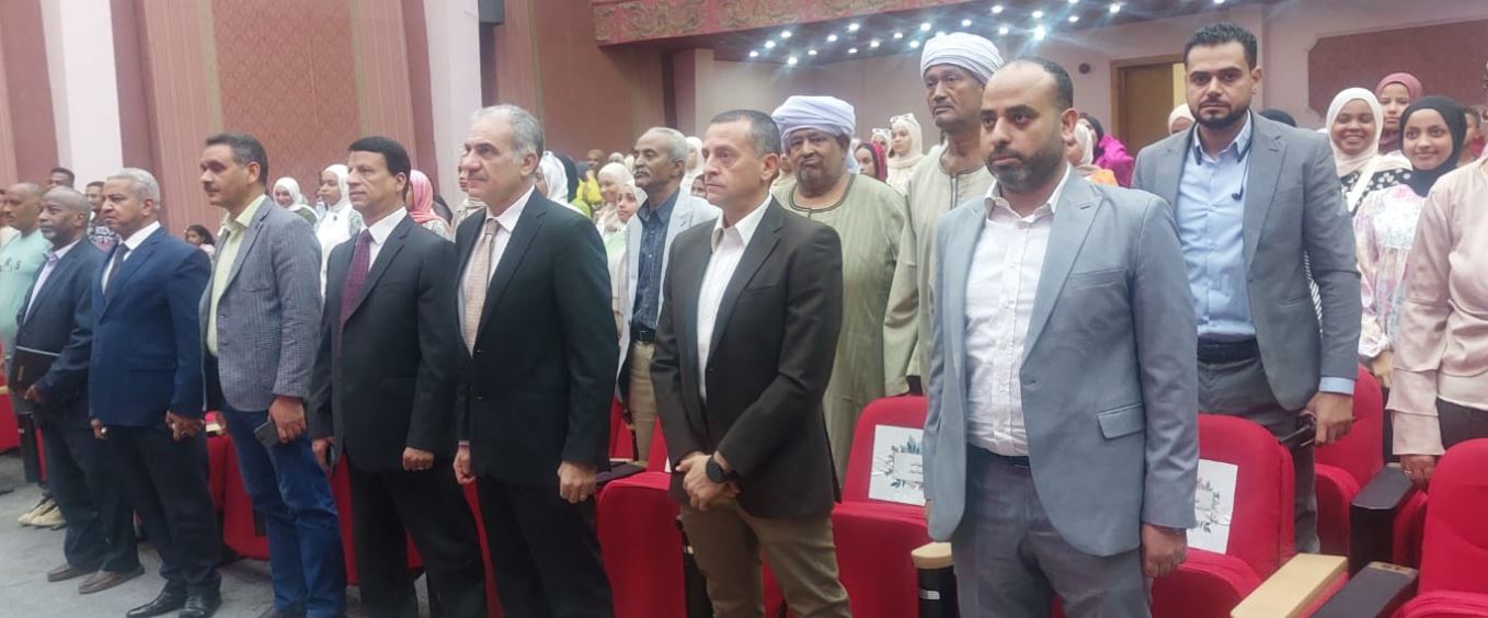 "لاشين" يشهد الحفل الختامي بيرنامج "معارف" بأسوان