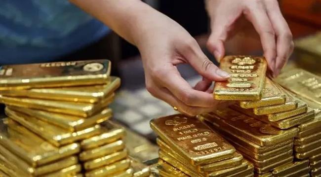 أسعار الذهب تشهد ارتفاعاً طفيفاً وسط ضغوط الدولار