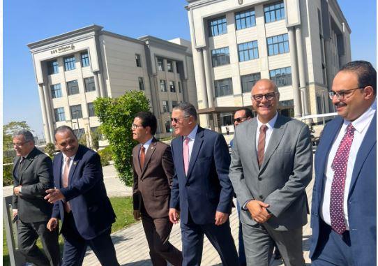 محافظ القليوبية ورئيس مجلس الأمناء يتفقدان منشآت جامعة بنها الأهلية