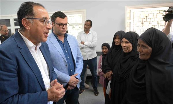 رئيس الوزراء يتفقد مجمع الخدمات الحكومية بقرية الشغب بإسنا
