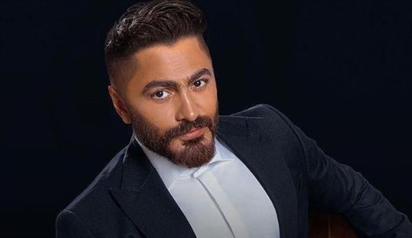تامر حسني يشارك جمهوره فضل سورة الكهف