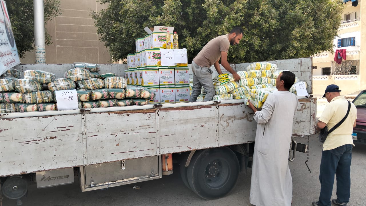 ضمن مبادرة "بداية".. محافظ المنيا يخصص قوافل لبيع السلع الغذائية بأسعار مخفضة