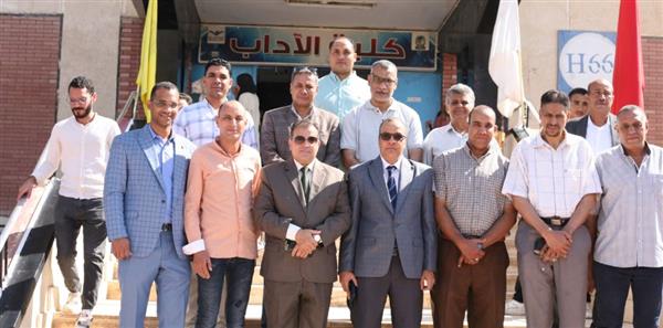 رئيس جامعة جنوب الوادي يتفقد مركز اللغات والترجمة ومعامل وقاعات كلية الآداب