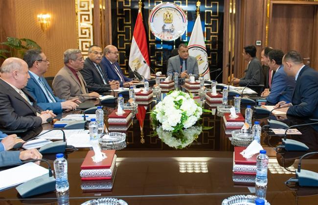 وزير الإنتاج الحربي يبحث مع ممثلي شركة "أشوك ليلاند" أوجه التعاون المشترك